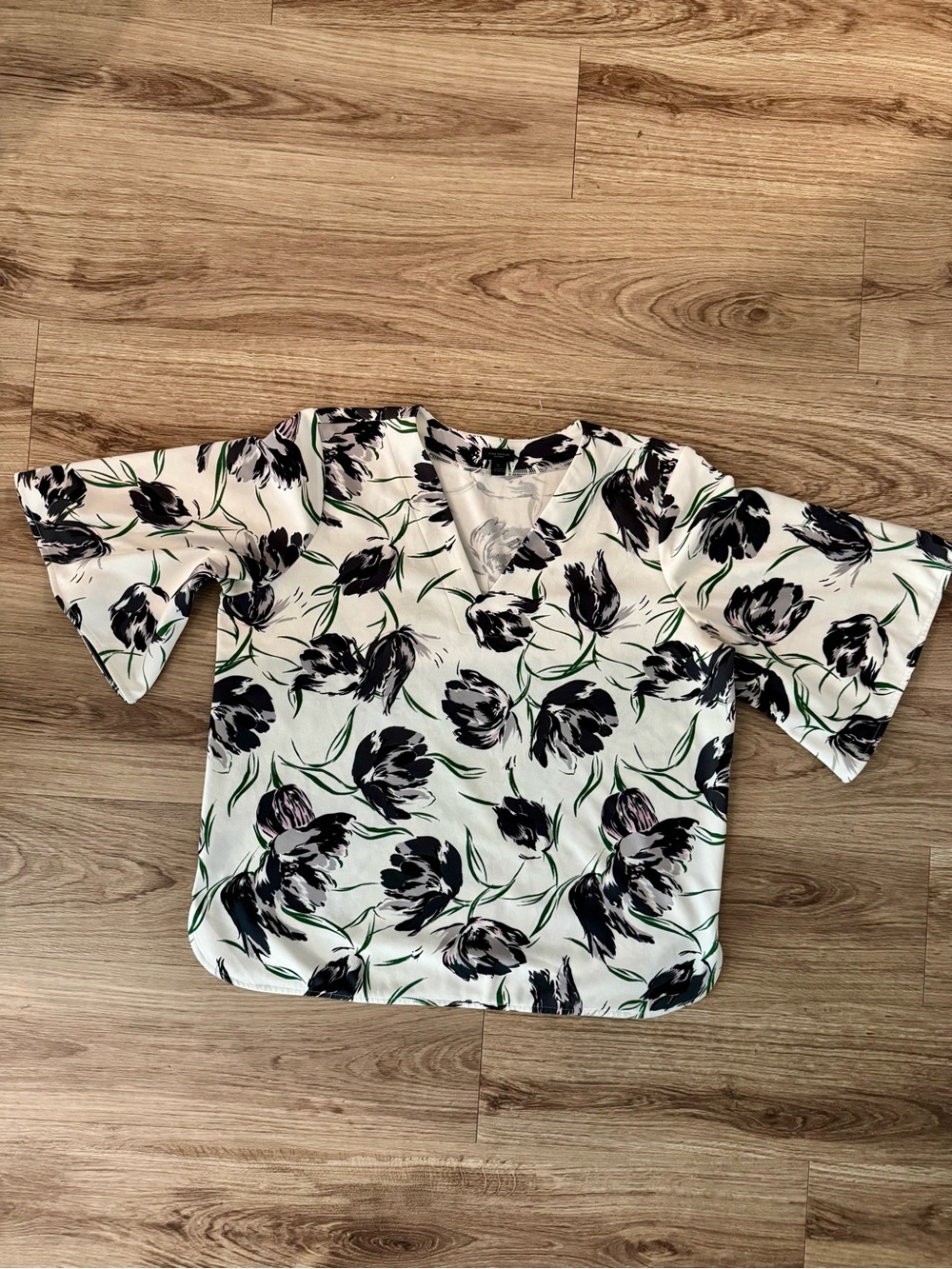 Ann Taylor (Factory) Women’s White Floral V-Neck Blouse with Black Tulip Print